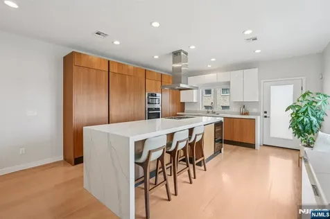 21 B Sterling Place Edgewater NJ 07020