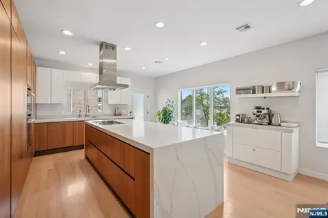 21 B Sterling Place Edgewater NJ 07020