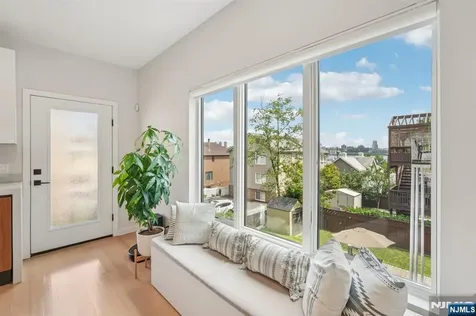 21 B Sterling Place Edgewater NJ 07020