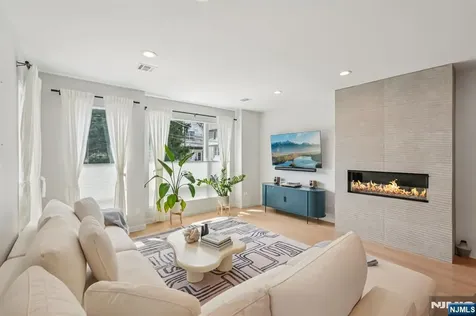 21 B Sterling Place Edgewater NJ 07020