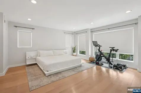 21 B Sterling Place Edgewater NJ 07020
