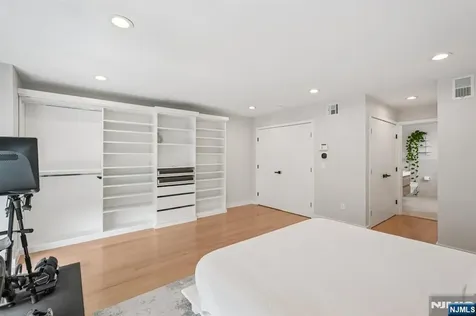 21 B Sterling Place Edgewater NJ 07020