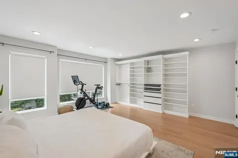 21 B Sterling Place Edgewater NJ 07020