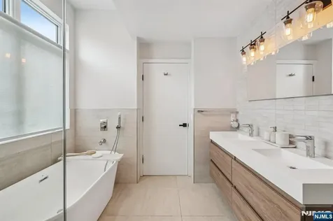 21 B Sterling Place Edgewater NJ 07020