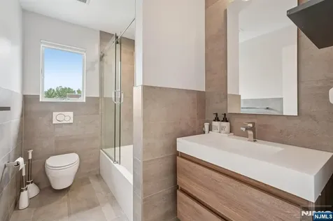 21 B Sterling Place Edgewater NJ 07020
