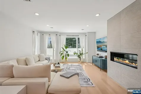 21 B Sterling Place Edgewater NJ 07020