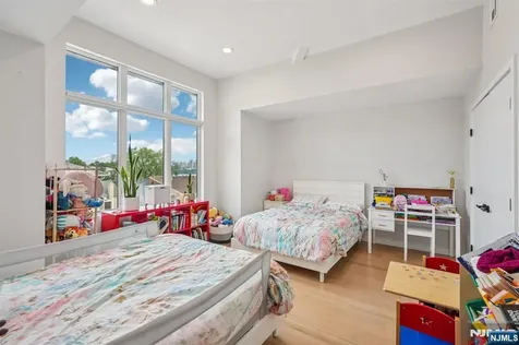 21 B Sterling Place Edgewater NJ 07020