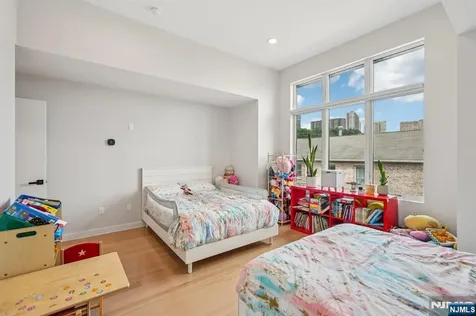21 B Sterling Place Edgewater NJ 07020