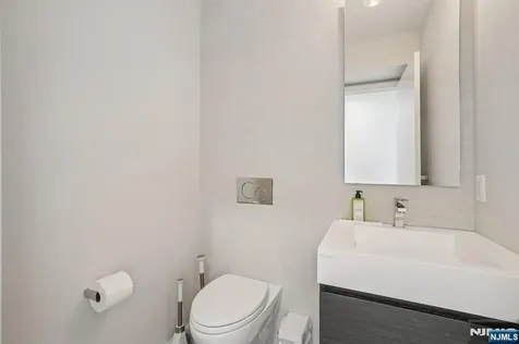 21 B Sterling Place Edgewater NJ 07020