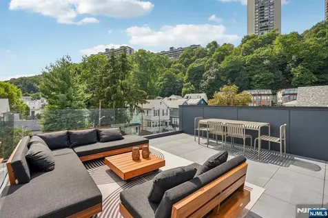 21 B Sterling Place Edgewater NJ 07020