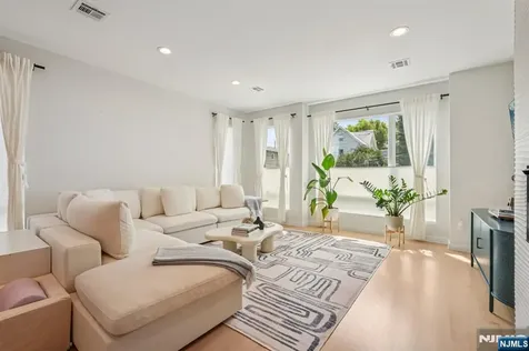 21 B Sterling Place Edgewater NJ 07020
