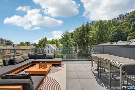 21 B Sterling Place Edgewater NJ 07020