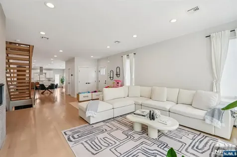 21 B Sterling Place Edgewater NJ 07020