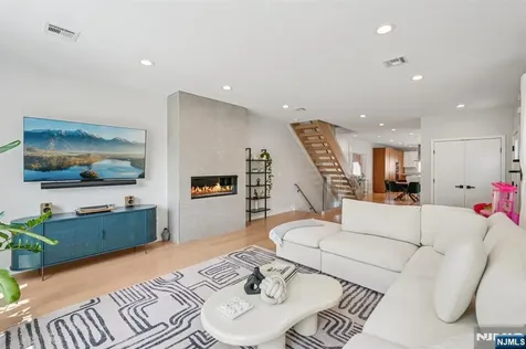 21 B Sterling Place Edgewater NJ 07020