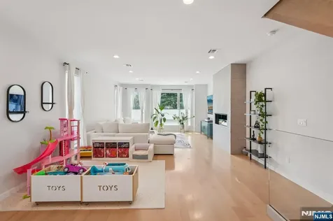 21 B Sterling Place Edgewater NJ 07020