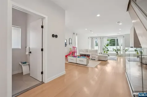 21 B Sterling Place Edgewater NJ 07020