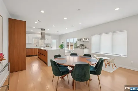 21 B Sterling Place Edgewater NJ 07020
