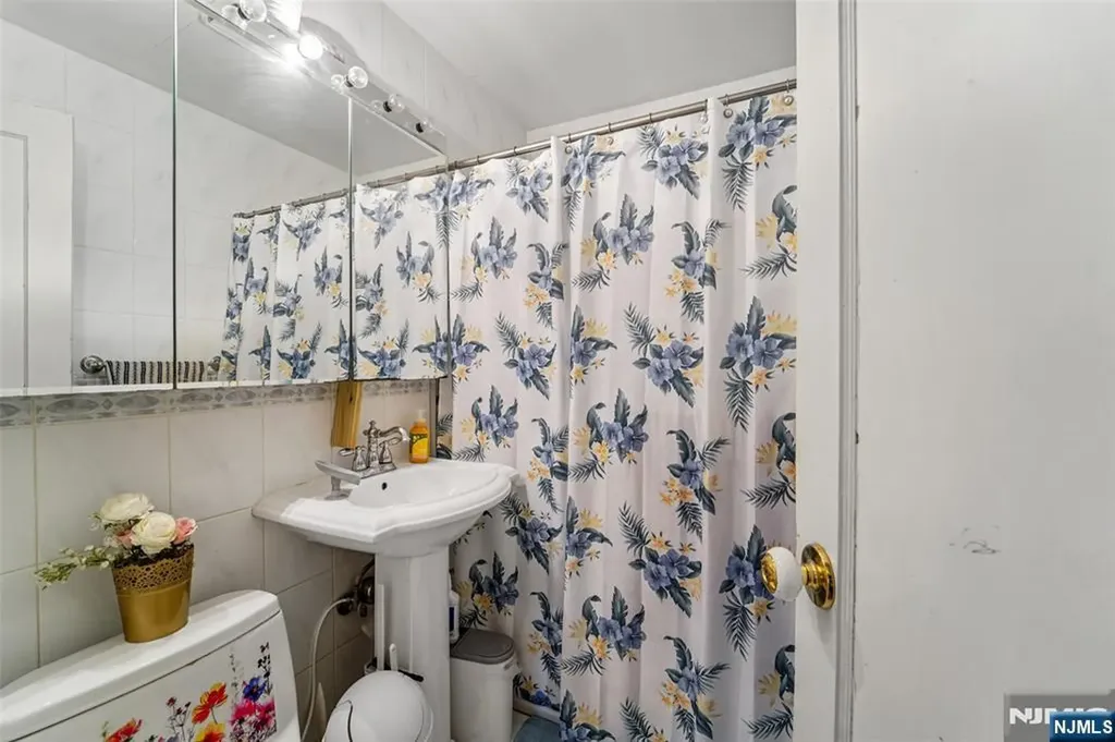 25 Clinton Park Drive Bergenfield NJ 07621