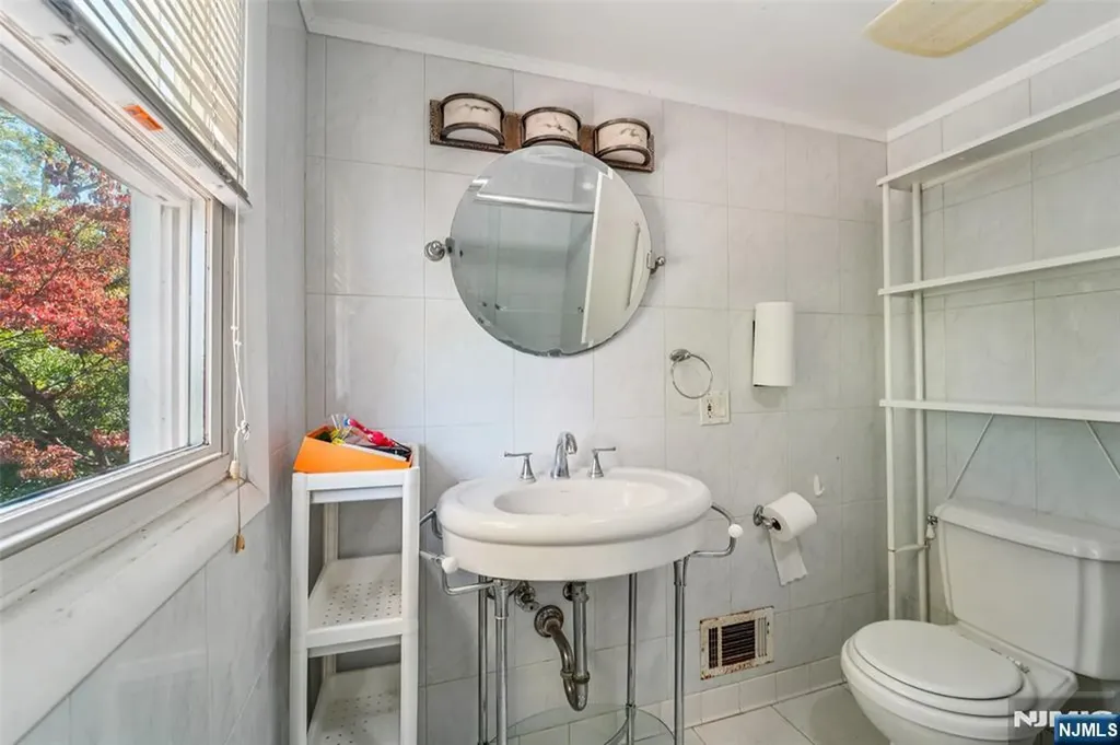 25 Clinton Park Drive Bergenfield NJ 07621