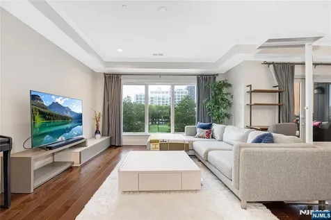 150 Henley Place Weehawken NJ 07086