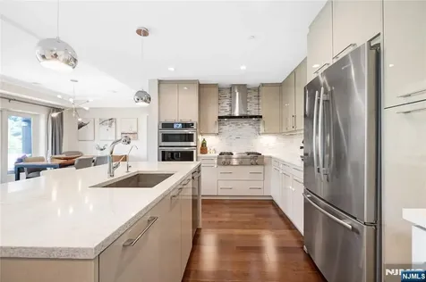 150 Henley Place Weehawken NJ 07086