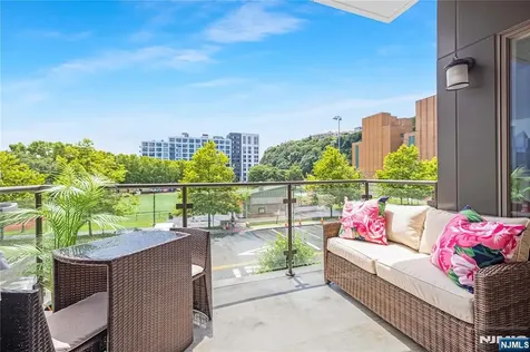150 Henley Place Weehawken NJ 07086