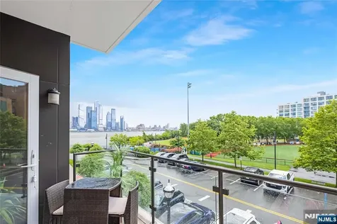 150 Henley Place Weehawken NJ 07086