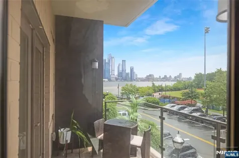 150 Henley Place Weehawken NJ 07086