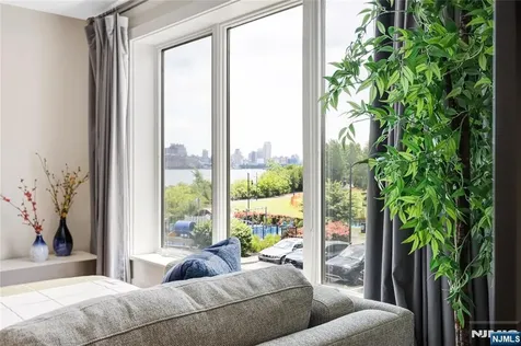 150 Henley Place Weehawken NJ 07086