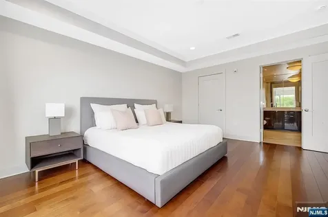 150 Henley Place Weehawken NJ 07086