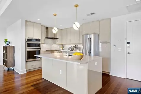 150 Henley Place Weehawken NJ 07086