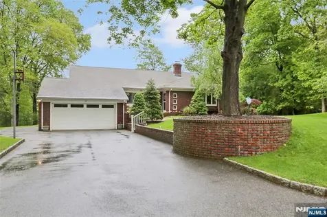 39 Chuckanutt Drive Oakland NJ 07436