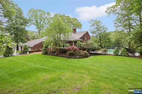 39 Chuckanutt Drive Oakland NJ 07436