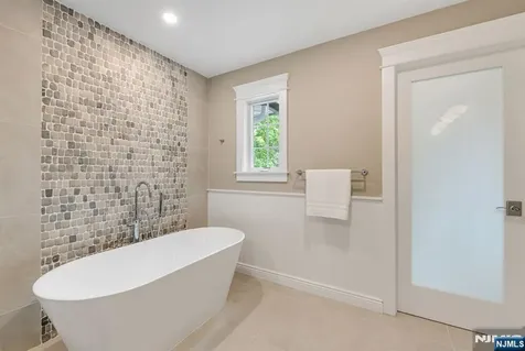 642 Sherwood Road Ho-ho-kus NJ 07423
