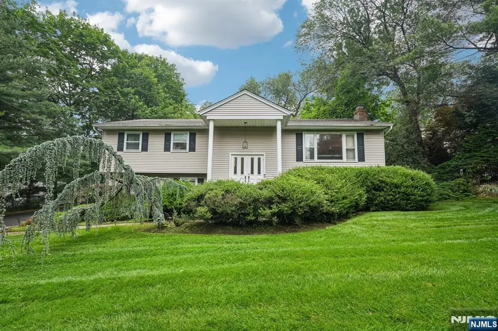 839 Carter Lane Paramus NJ 07652