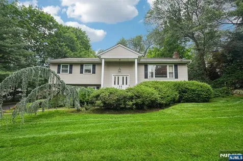 839 Carter Lane Paramus NJ 07652