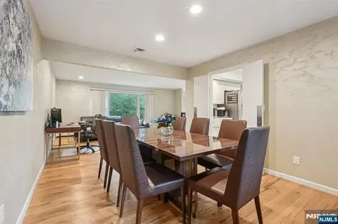 839 Carter Lane Paramus NJ 07652
