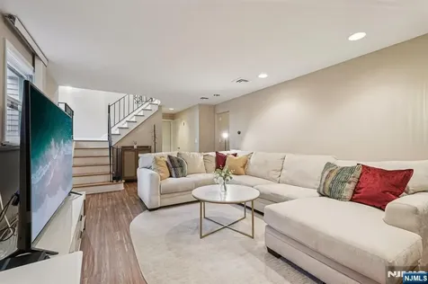 839 Carter Lane Paramus NJ 07652