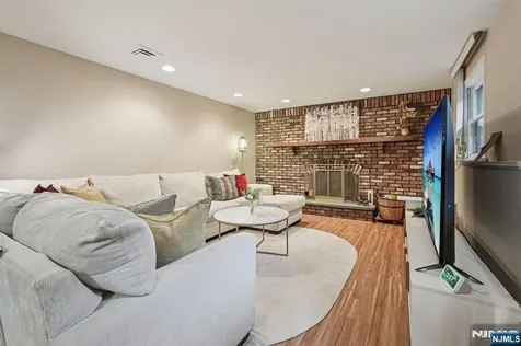 839 Carter Lane Paramus NJ 07652