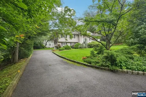 839 Carter Lane Paramus NJ 07652