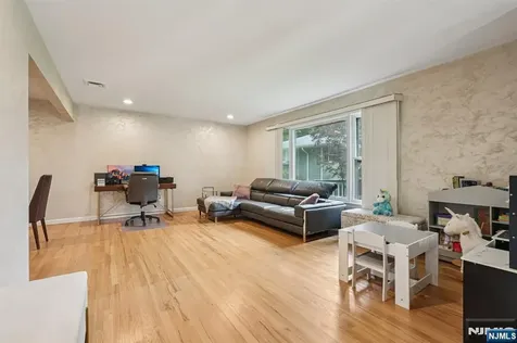839 Carter Lane Paramus NJ 07652