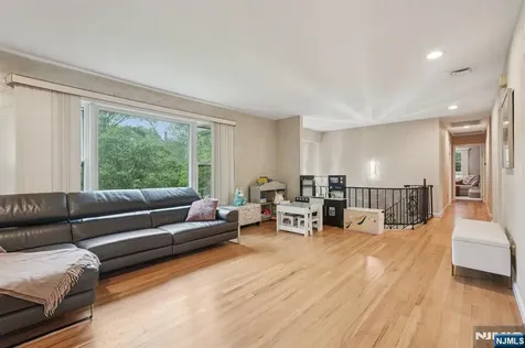 839 Carter Lane Paramus NJ 07652