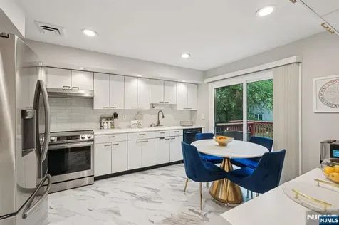 839 Carter Lane Paramus NJ 07652