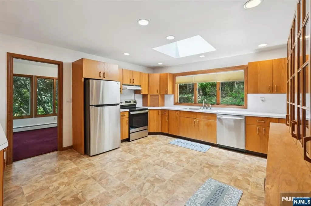 8 Sophia Street Bloomingdale NJ 07403