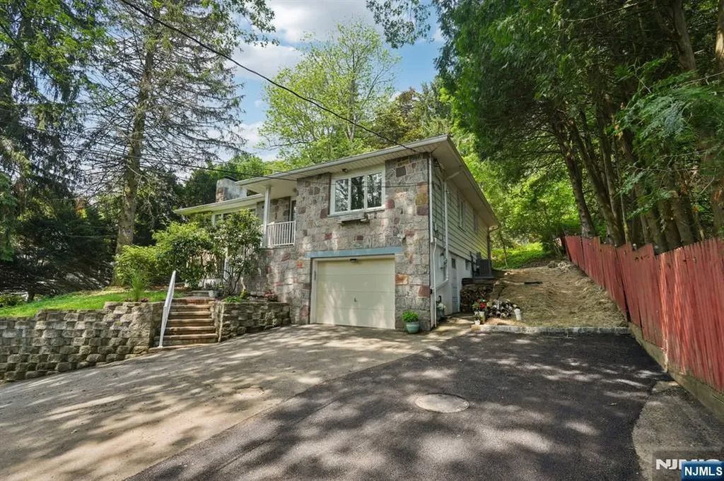 8 Sophia Street Bloomingdale NJ 07403