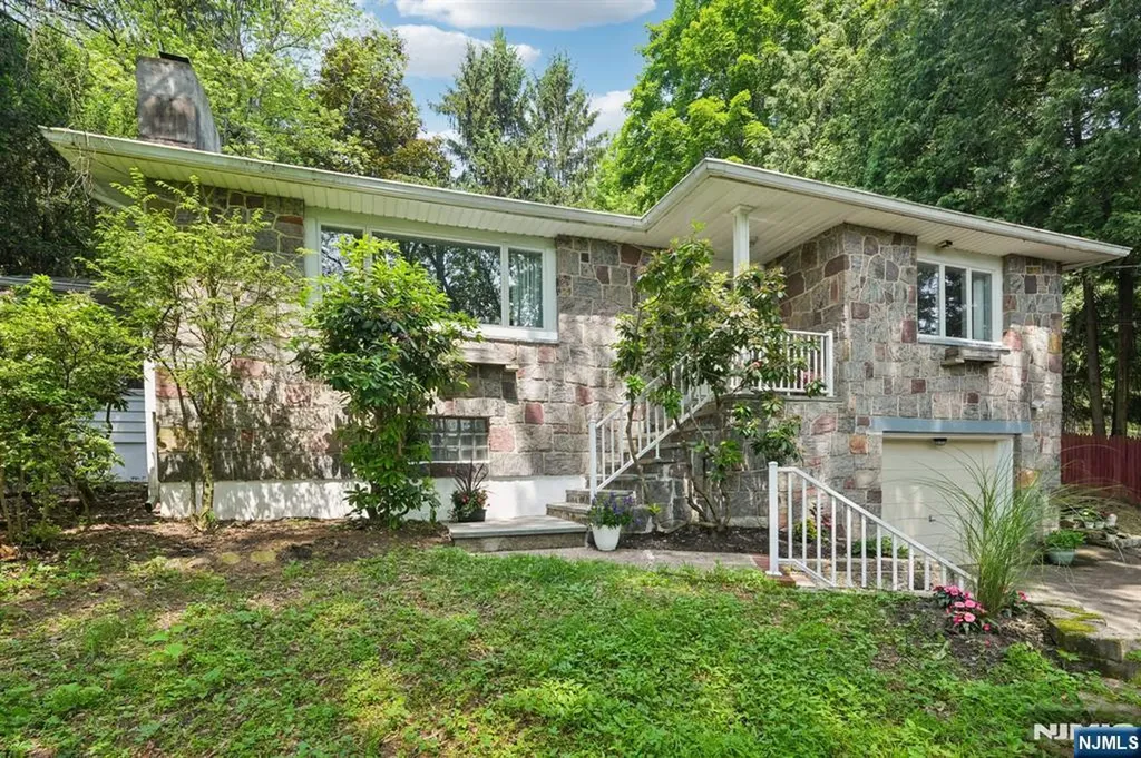 8 Sophia Street Bloomingdale NJ 07403