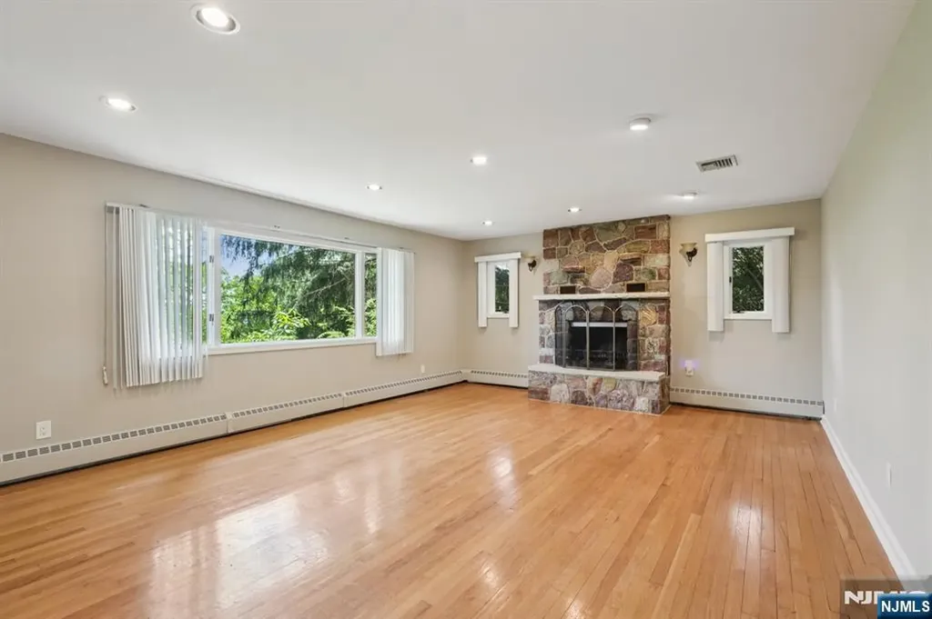 8 Sophia Street Bloomingdale NJ 07403