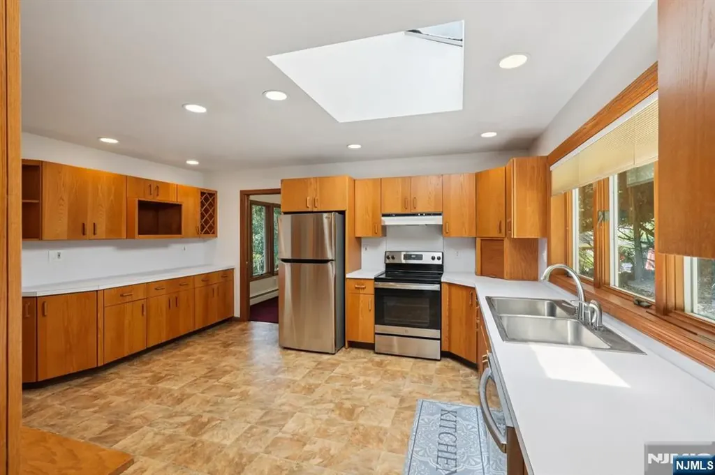 8 Sophia Street Bloomingdale NJ 07403