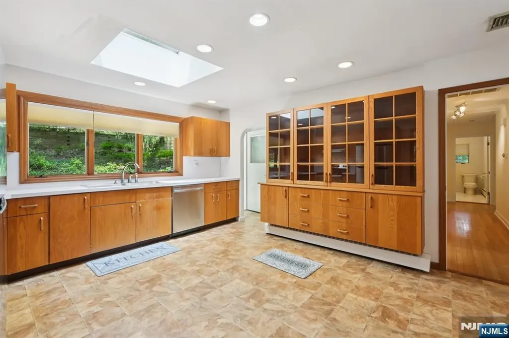 8 Sophia Street Bloomingdale NJ 07403