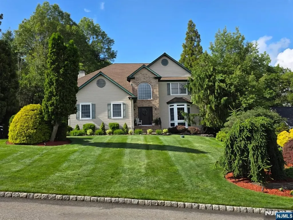 6 Anna Rose Court Bloomingdale NJ 07403